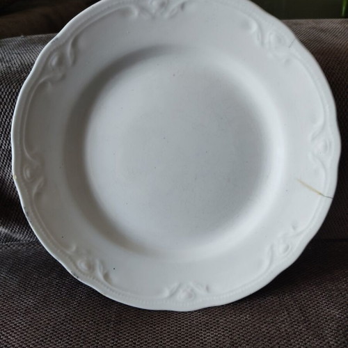Vintage Minotiki plate used, white with embossed design, 23 cm