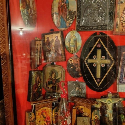 Wooden iconostasis used with icons