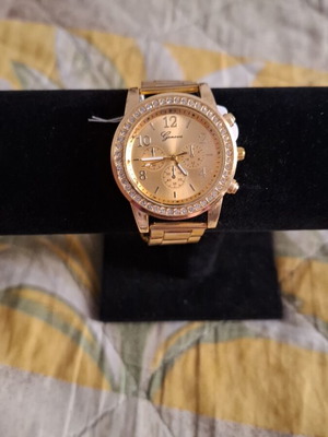 Wristwatch new with gold bracelet and 35mm diameter