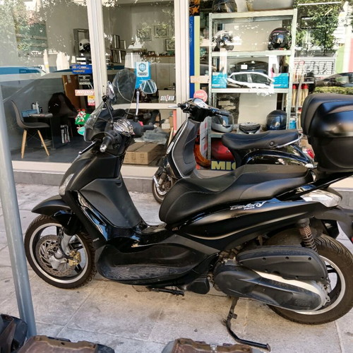 Piaggio Beverly 350 Police like new, with original top case and alarm