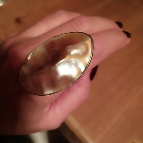 Adjustable ring like shell in excellent condition, white and beige
