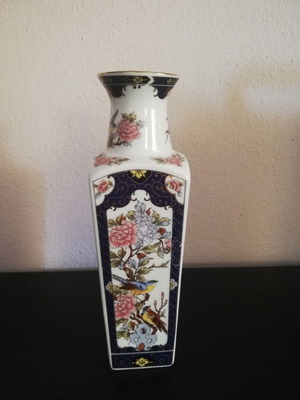 IMARI VINTAGE PORCELAIN VASE