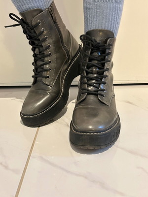 D. Franklin boots used, light gray, size 38
