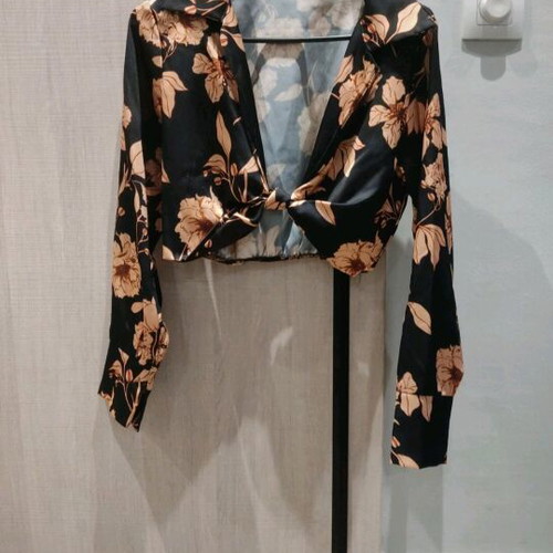 Floral crop shirt like new, black and orange