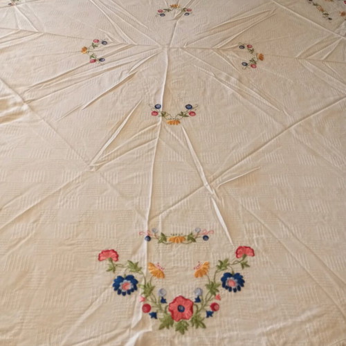 Handmade embroidered round tablecloth 160cm new