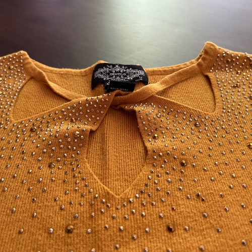 Women's blouse size M mustard color like new