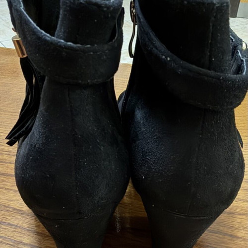 Ankle boots size 41 used, black with heel repair needed
