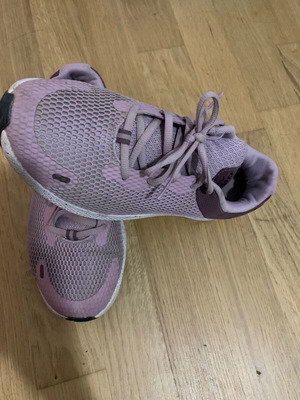 Γυναικεία αθλητικά Under Armour σαν καινούργια, νούμερο 38,5, ροζ και μωβ