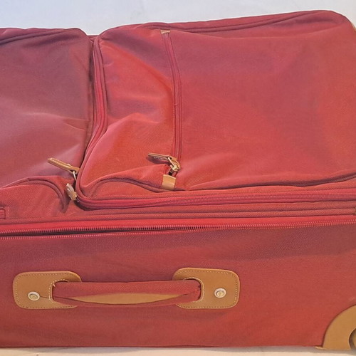 Hunter suitcase like new with leather details and large capacity