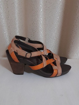 Clarks δερμάτινα πέδιλα μεταχειρισμένα, νούμερο 39, μπεζ και πορτοκαλί