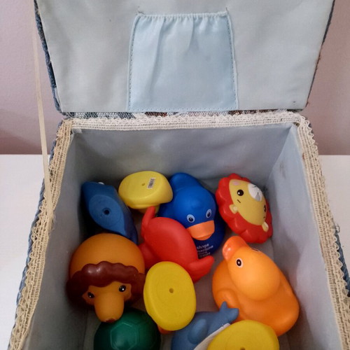 Bath toys and toy box used, set of 11 pieces