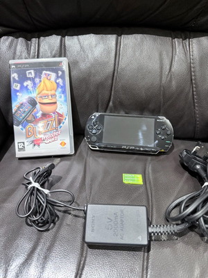 PlayStation Portable (PSP) 1003 μεταχειρισμένη κονσόλα με παιχνίδι και αξεσουάρ
