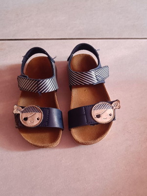 Garvalin boys' sandals used size 25 blue with pirate design
