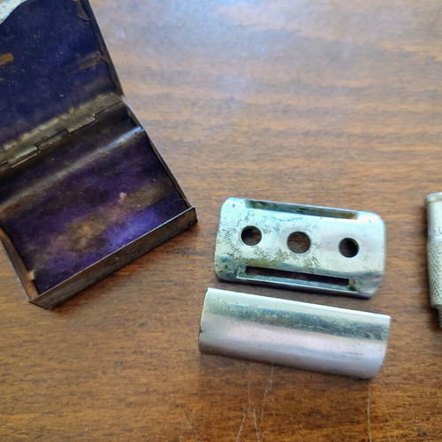 Vintage shaving razor used with detachable handle and original case