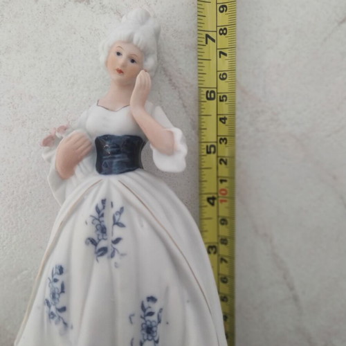 Decorative plaster figurine couple like new