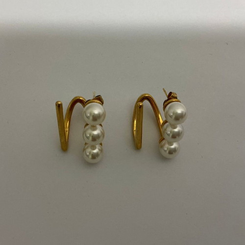 Ear cuffs in gold tone with pearls