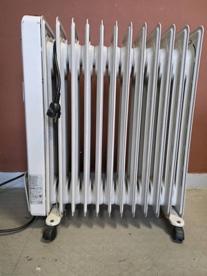 Delonghi H191225 2500 watt oil radiator used