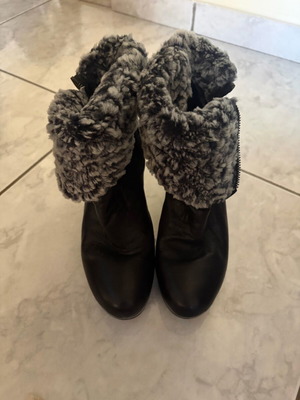 Μποτάκι Ugg δερμάτινο ψηλό με γούνα σε άριστη κατάσταση