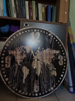 Wall Clock analog like new, battery not included