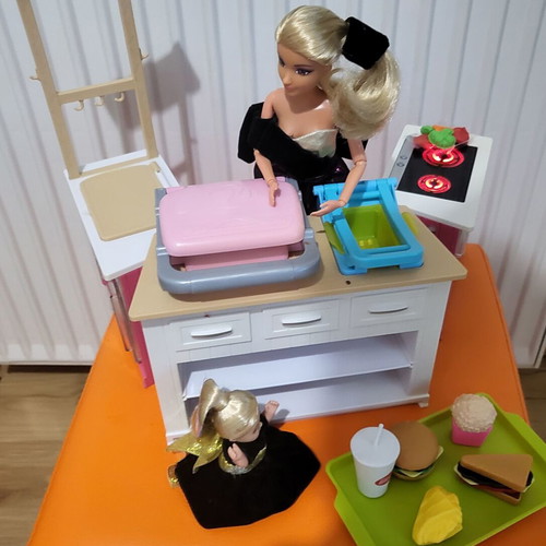 Barbie kitchen playset with sounds like new