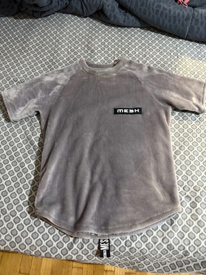 T-shirt like new, size M, gray velour fabric