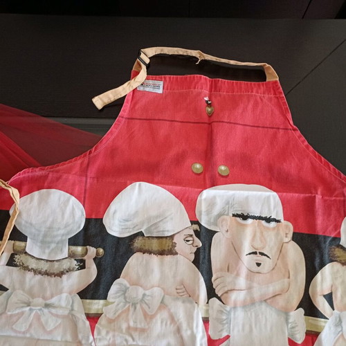 Maxwell Williams kitchen apron like new
