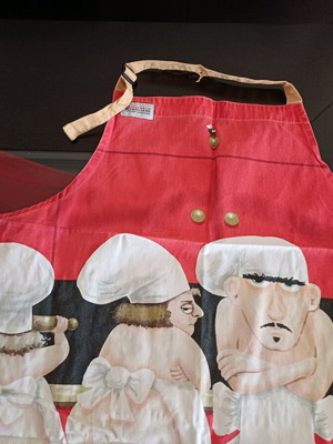 Maxwell Williams kitchen apron like new