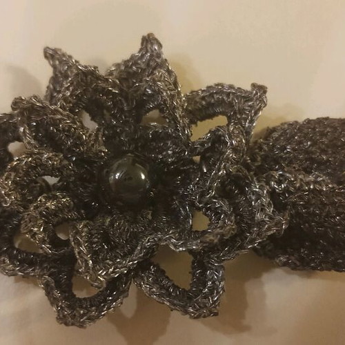 Bracelet with crochet and fixed flower black with silver thread