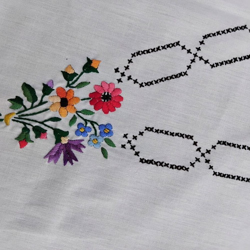 Handmade round tablecloth 95cm with vintage embroidery and lace like new