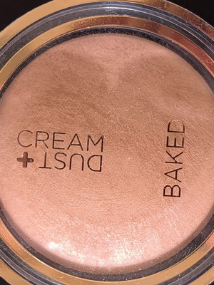 Dust & Cream baked bronzer