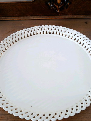 Decorative round plastic serving platter white color like new