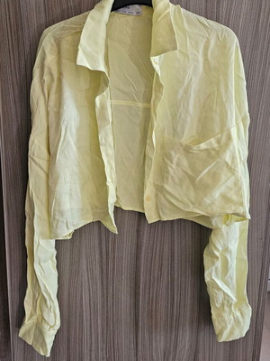 Πουκάμισο Bershka κίτρινο cropped, μακριά μανίκια, βισκόζη