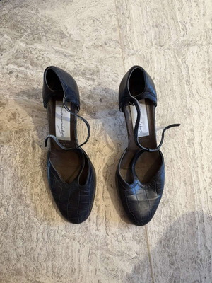 Black leather pumps size 38