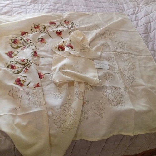 Tsevrede table linens new with lace and half-embroidered designs