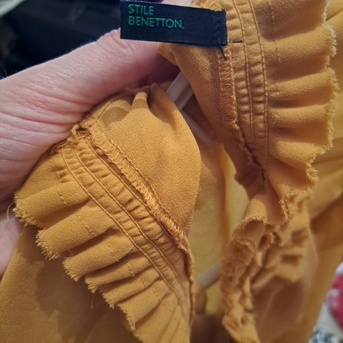 Cropped shirt Benetton like new, yellow, sizes M and L