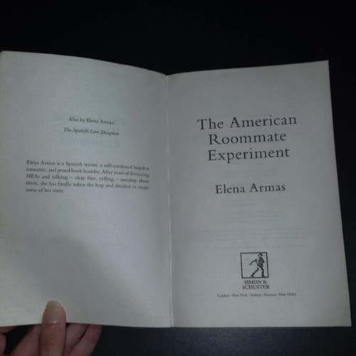 Book The American Roommate Experiment used