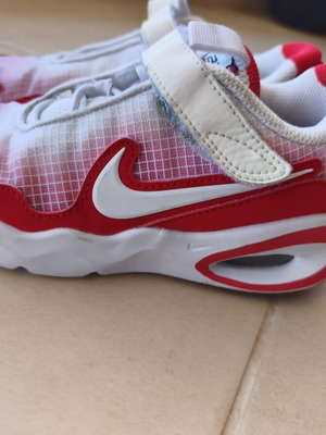Nike kids basketball shoes size 31 used, white