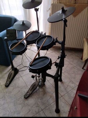 Electronic drums with Alesis drum module like new
