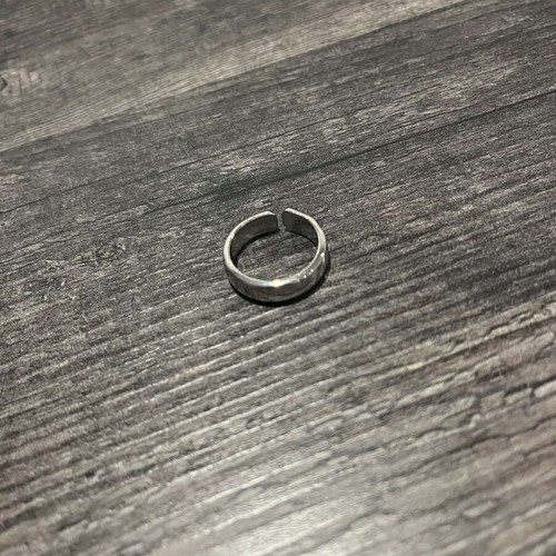 Silver ring brand new in excellent condition
