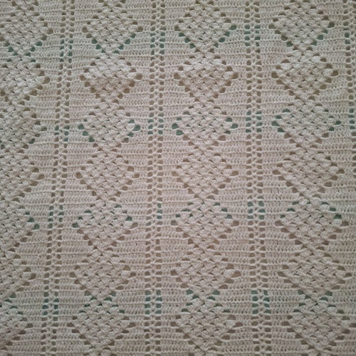 Knitted blanket and 2 pillowcases like new