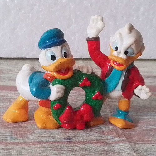 Vintage Disney Applause Donald Duck and Scrooge figure with Christmas wreath used