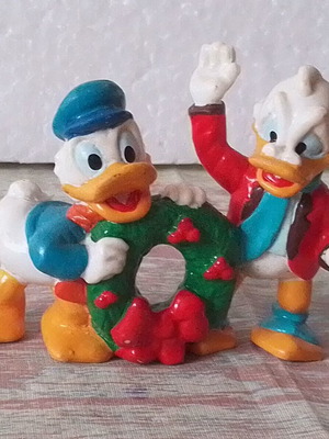 Vintage Disney φιγούρα Applause Donald Duck και Scrooge με χριστουγεννιάτικο στεφάνι μεταχειρισμένη