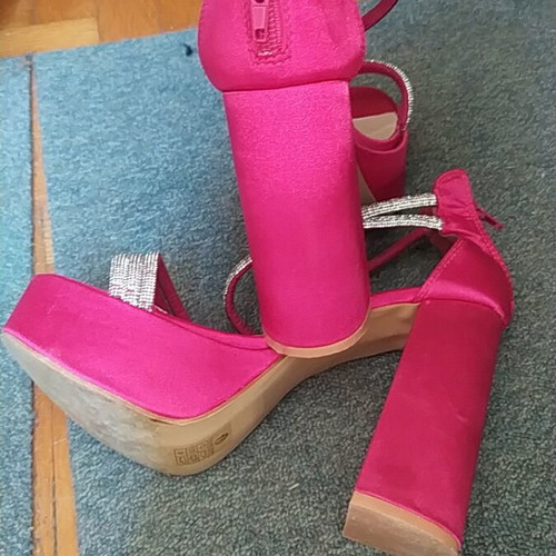 La Bottine Souriante fuchsia platform sandals like new, size 39