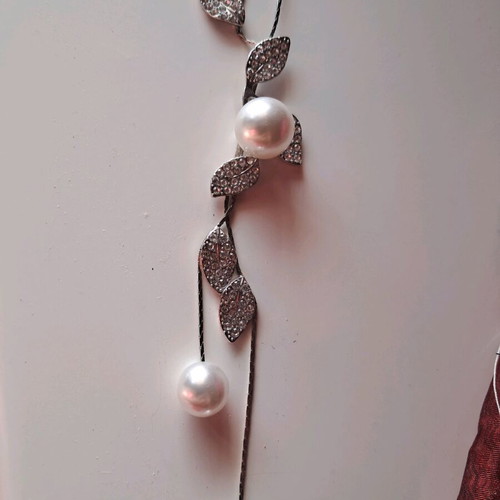 Necklace with rhinestones and pearls silver like new