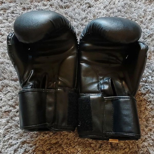 Kickboxing gloves like new, size S-M or Regular