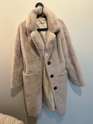 Beige fur coat like new with belt and buttons