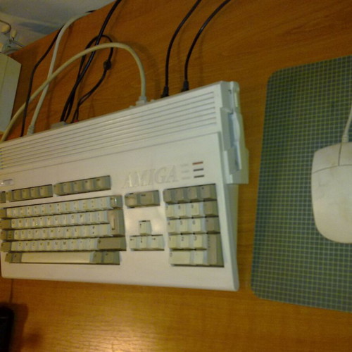 Amiga 1200 complete set like new with 200MB hard drive and accessories
