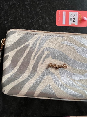 Fragola toiletry bag new, white and silver with zipper 20x13
