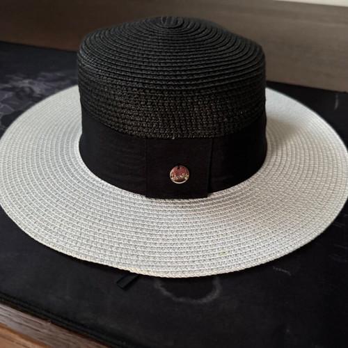 Women's hat like new, size M, black and white