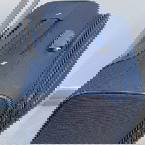 Μεγάλη μπλε βαλίτσα